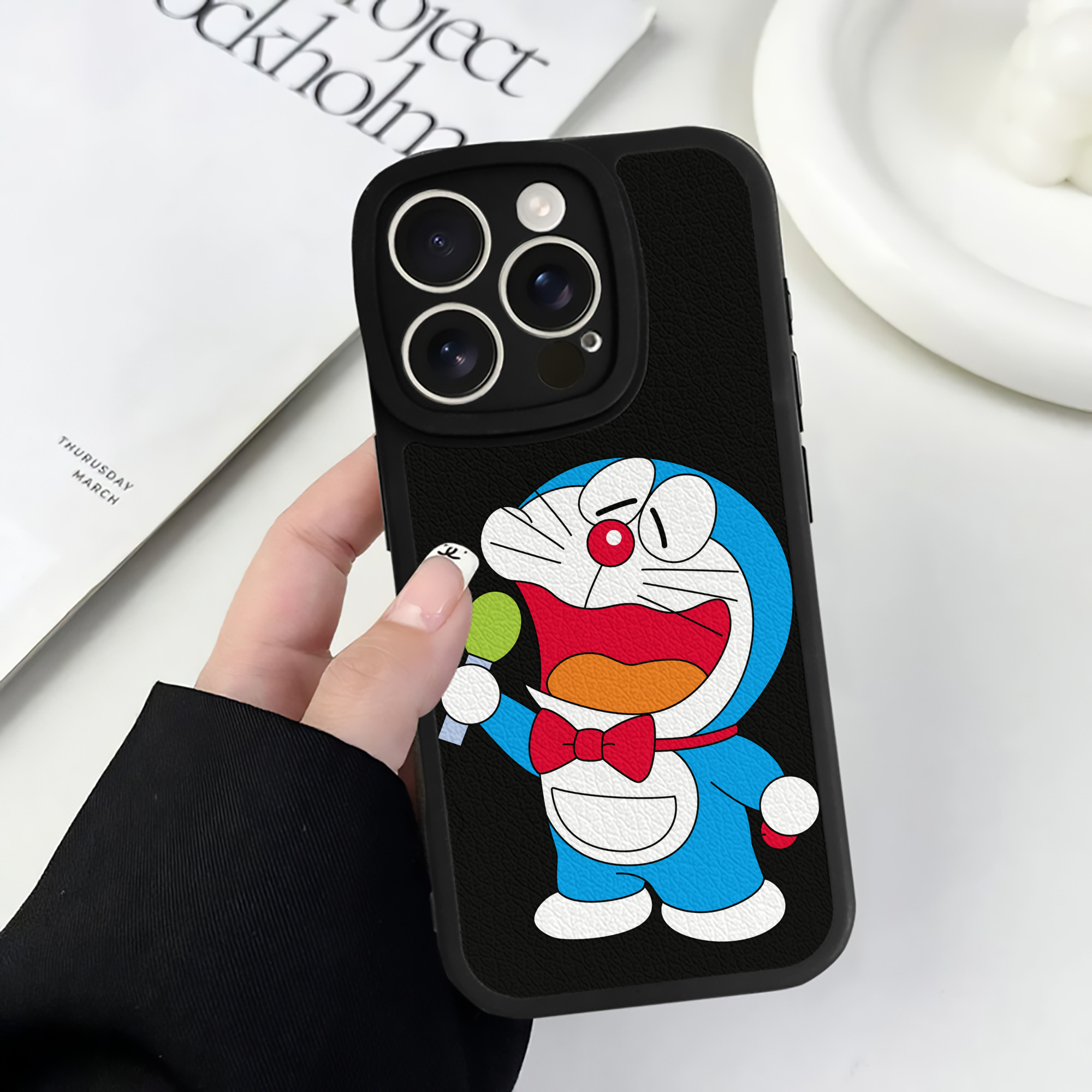 （画像用） ドラえもん Doraemon 【iPhone 16シリーズ対応】シリコンスマホケース（レザー調） 材質：シリコン